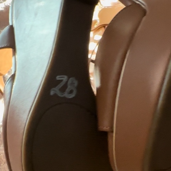 Brand: Guess
Size: 8.  Color: light brown.  Condition is new - Picture 10 of 11